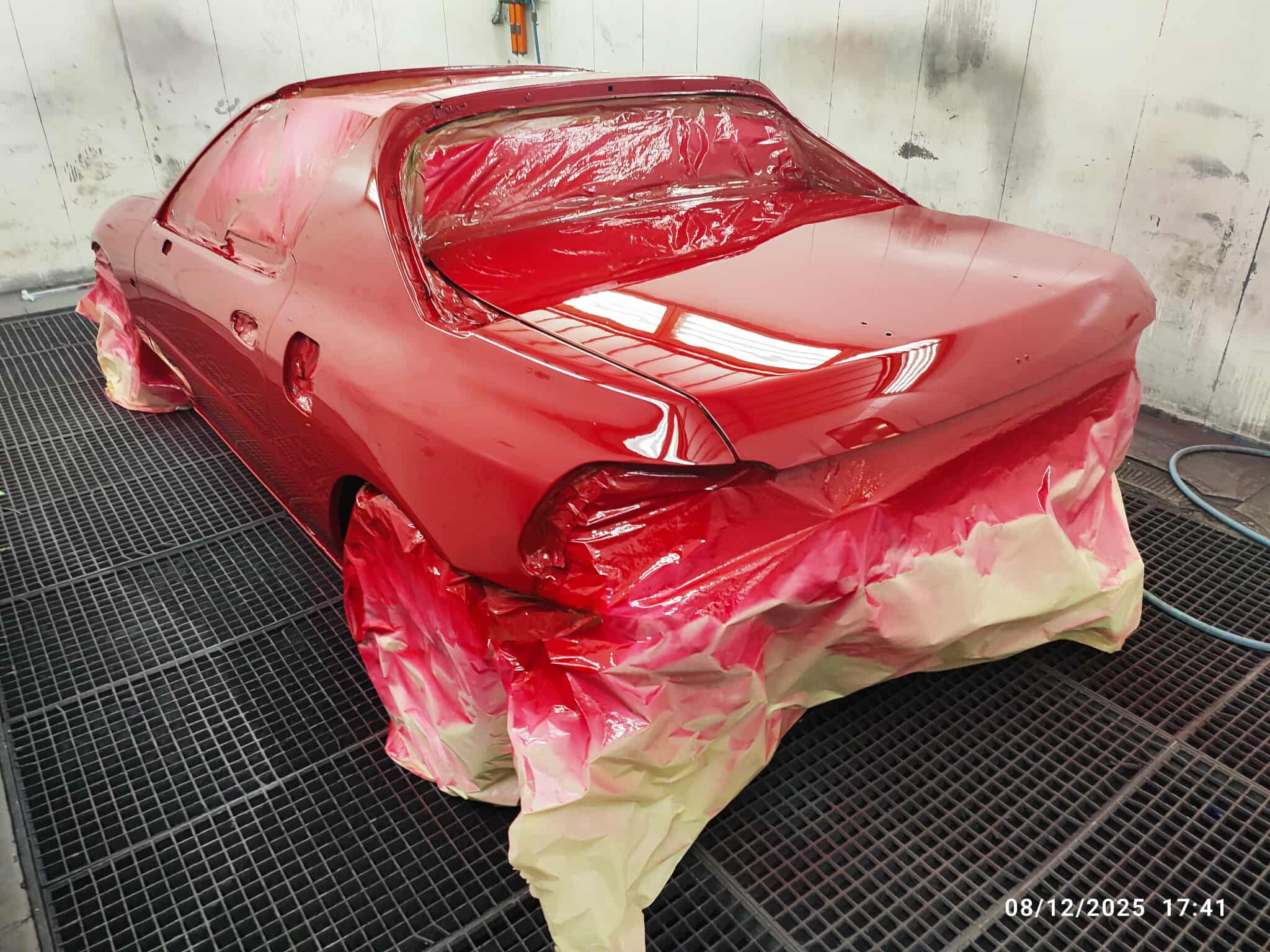 Après – peinture rouge fraîche, sortie de cabine