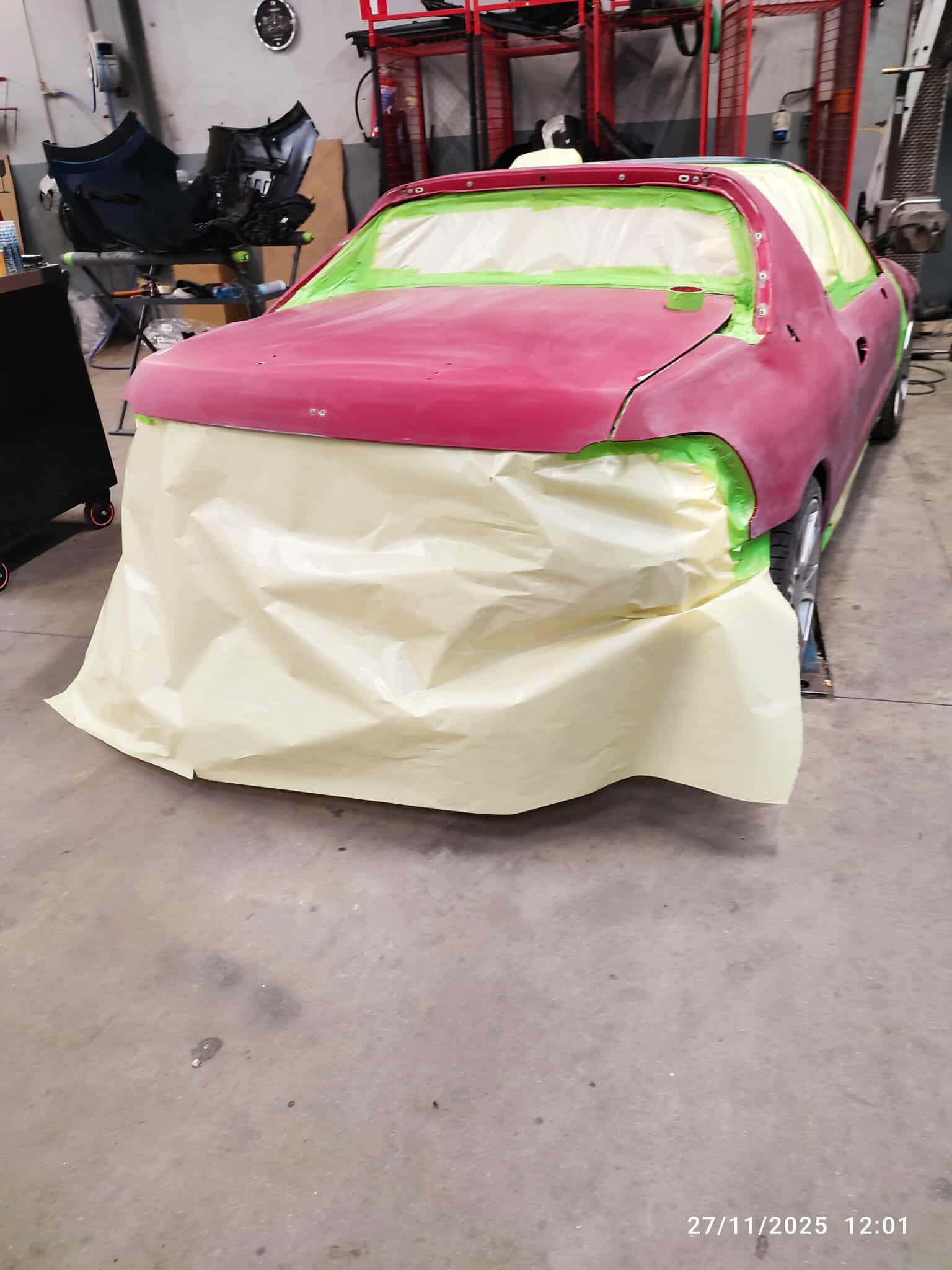 Après – voiture finie, assemblée, peinture rouge neuve